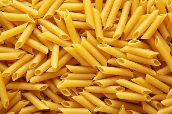 Çiğ Organik Kuru Penne Makarnası, üst manzara. Tepeden, düz, yukarıdan.. 