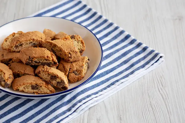 Tabakta çikolatalı Cantuccini, yan manzara. Metin için boşluk.