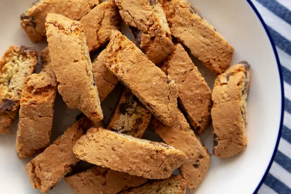 Çikolatalı Cantuccini tabakta, en iyi manzara. Dümdüz, tepeden, yukarıdan.