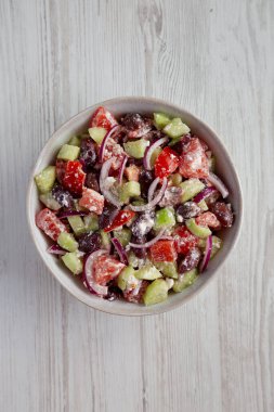 Ev yapımı Doğranmış Akdeniz Salatası, en iyi manzara. Dümdüz, tepeden, yukarıdan.