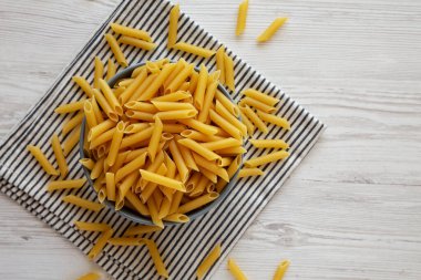 Çiğ Organik Kuru Penne Makarnası. Boşluğu kopyala.