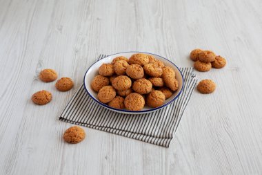 Tabakta ev yapımı tatlı ve çıtır Amaretti..