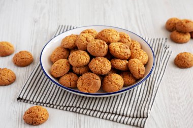 Tabakta ev yapımı tatlı ve çıtır Amaretti..