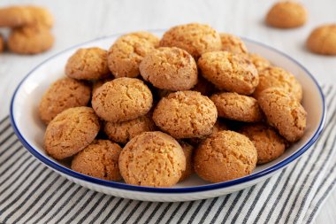 Tabakta ev yapımı tatlı ve çıtır Amaretti, yan manzara. Yakın plan..