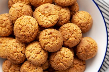 Tabakta ev yapımı tatlı ve çıtır Amaretti, en güzel manzara. Dümdüz, tepeden, yukarıdan. Yakın plan..