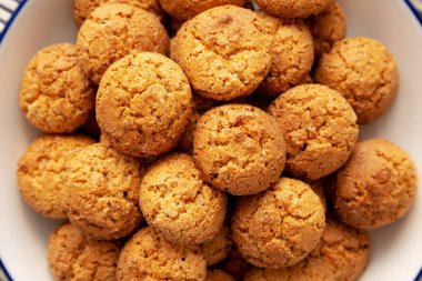 Tabakta ev yapımı tatlı ve çıtır Amaretti, en güzel manzara. Dümdüz, tepeden, yukarıdan. Yakın plan..