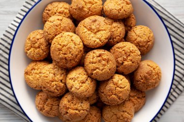 Tabakta ev yapımı tatlı ve çıtır Amaretti, en güzel manzara. Dümdüz, tepeden, yukarıdan. Yakın plan..