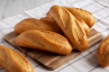 Tahta üzerinde ev yapımı mini ekmekler, yan manzara..