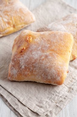 Beyaz ahşap arka planda ev yapımı Cheese Ciabatta çörekleri.. 
