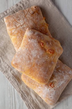 Beyaz ahşap arka planda ev yapımı peynirli ciabatta çörekleri.. 