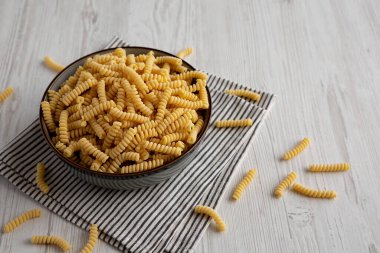 Çiğ organik İtalyan Fusilli Corti Bucati 'nin tabakta, yan görünüşü..