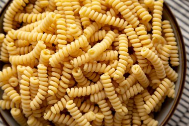 Çiğ Organik İtalyan Fusilli Corti Bucati 'si. Yakın plan..