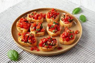 Tabakta ev yapımı İtalyan Domatesi, yan manzara..