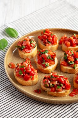 Tabakta ev yapımı İtalyan Domatesi, yan manzara.. 