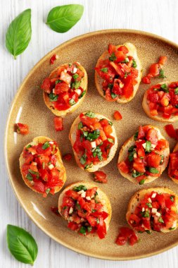 Tabakta ev yapımı İtalyan domates çorbası, üst manzara. Dümdüz, tepeden, yukarıdan.