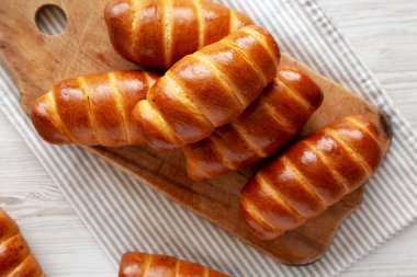 Ev yapımı Kolache Rolls on a rustic wood board, top view.