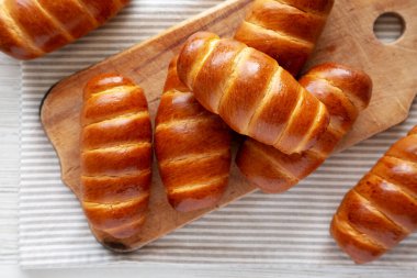 Ev yapımı Kolache Rolls on a rustic wood board, top view. Yukarıdan, yukarıdan..
