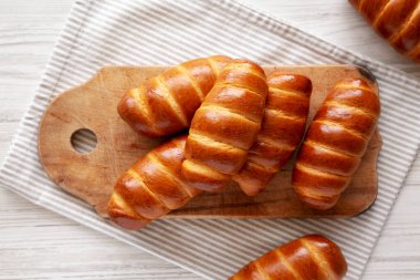 Ev yapımı Kolache Rolls on a rustic wood board, top view.