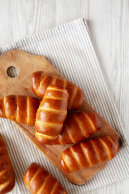 Ev yapımı Kolache Rolls on a rustic wood board, top view. Boşluğu kopyala.