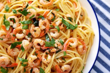 Ev yapımı sarımsaklı karides ve maydanozlu Scampi. Yakın plan..