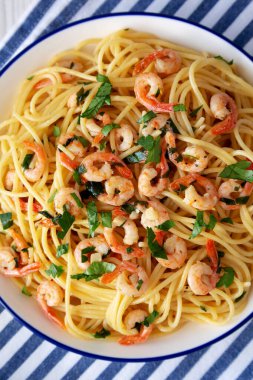 Ev yapımı sarımsaklı karides ve maydanozlu Scampi. Yakın plan..