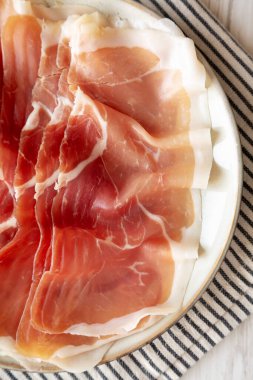 Dilimlenmiş Prosciutto Jambonu Tabakta, en üstte. 