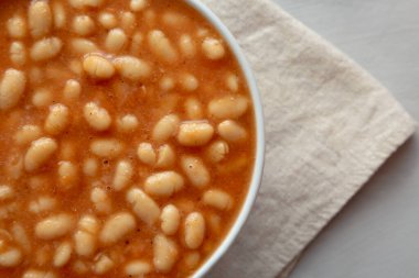 Domates soslu bir kase konserve beyaz fasulye. Boşluğu kopyala.