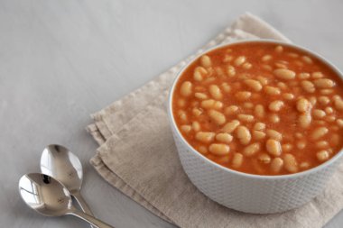 Bir kase domates soslu konserve beyaz fasulye.. 