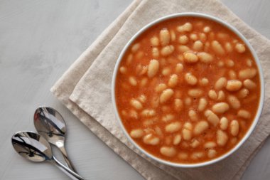 Domates soslu bir kase konserve beyaz fasulye. Boşluğu kopyala.