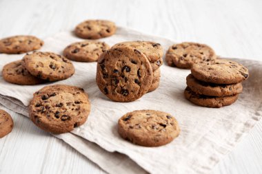 Beyaz ahşap arka planda, düşük açılı ev yapımı çikolatalı kurabiyeler.. 