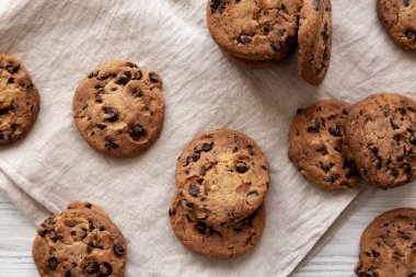 Beyaz ahşap arka planda ev yapımı çikolatalı kurabiyeler.. 