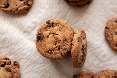 Beyaz ahşap arka planda ev yapımı çikolatalı kurabiyeler.. 