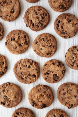 Ev yapımı Yapışkan Çikolatalı Kurabiyeler, en iyi manzara. Tepede, düz uzan..