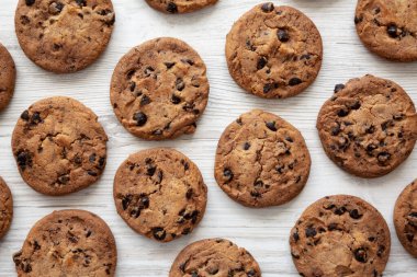 Ev yapımı Yapışkan Çikolatalı Kurabiyeler, en iyi manzara. Tepede, düz uzan..