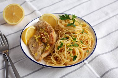 Tabakta spagetti soslu ev yapımı limon biberli tavuk..