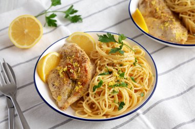 Tabakta spagetti soslu ev yapımı limon biberli tavuk..