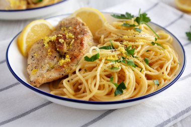 Tabakta spagetti soslu ev yapımı limon biberli tavuk..