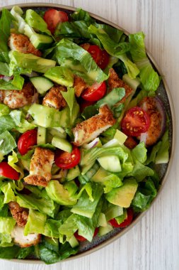 Tabakta domates ve salatalıklı ev yapımı çıtır tavuk salatası.. 