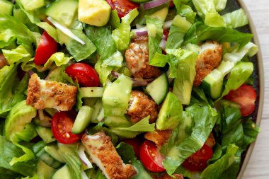 Tabakta domates ve salatalıklı ev yapımı çıtır tavuk salatası.. 