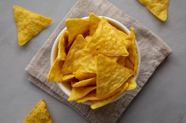 Ev yapımı tuzlu tortilla cipsi, en iyi manzara. Tepede, düz uzan..