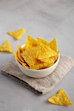 Ev yapımı tuzlu tortilla cipsi kasede, yan görüş..