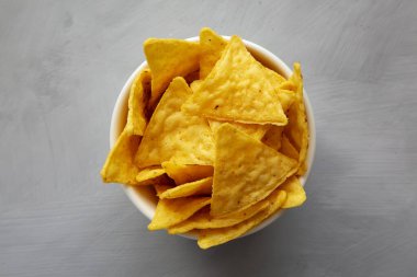 Ev yapımı tuzlu tortilla cipsi, en iyi manzara. Tepede, düz uzan..