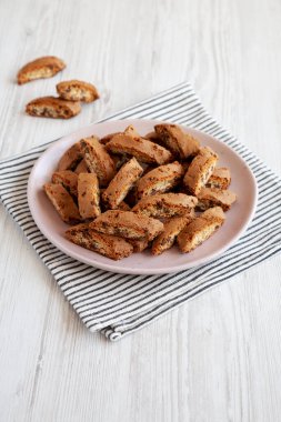 Tabakta çikolata parçacıklı ev yapımı Cantuccini Kurabiyeleri..