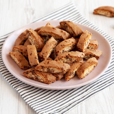 Tabakta çikolata parçacıklı ev yapımı Cantuccini Kurabiyeleri..