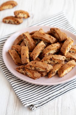 Tabakta çikolata parçacıklı ev yapımı Cantuccini Kurabiyeleri..