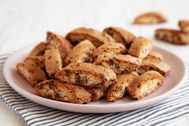 Ev yapımı Cantuccini Çerezleri. Çikolata parçacıklı, düşük açılı..