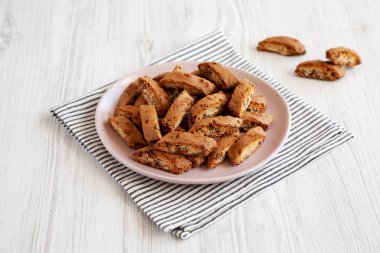 Tabakta çikolata parçacıklı ev yapımı Cantuccini Kurabiyeleri..