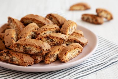 Tabakta çikolata parçacıklı ev yapımı Cantuccini kurabiyeleri. Düşük açılı. Yakın plan..