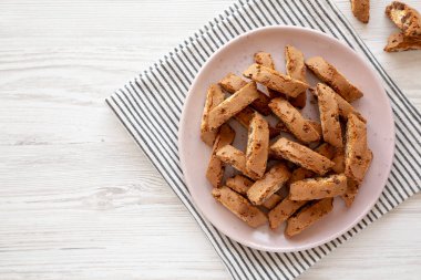 Tabakta çikolata parçacıklı ev yapımı Cantuccini Kurabiyeleri. Boşluğu kopyala.