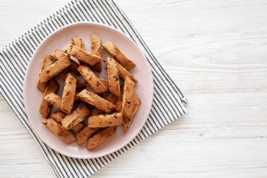 Tabakta çikolata parçacıklı ev yapımı Cantuccini Kurabiyeleri. Boşluğu kopyala.